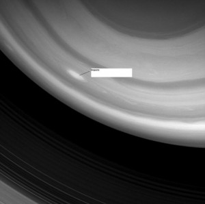 Extraños objetos perforan un anillo de Saturno