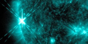 Explosión solar abre enorme grieta en el Sol