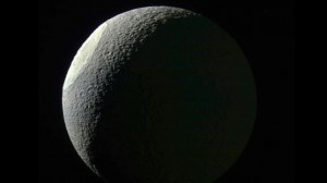 El misterioso cráter de «Tetis», la luna de Saturno