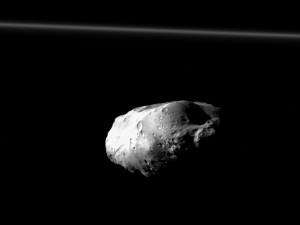 La Papa Voladora: Cassini Fotografía a Prometheus la pequeña luna de Saturno