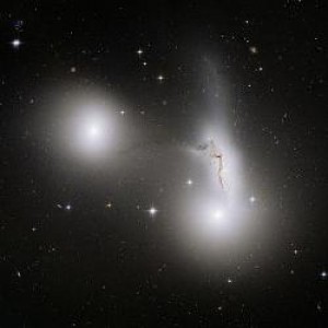 El Hubble descubre una 'batalla' entre galaxias