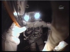 Los astronautas del Endeavour completan con éxito su cuarta salida al espacio