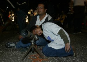 Mexicanos imponen récord Guinnes al observar la Luna