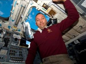 Astronautas del Atlantis comienzan su primera caminata espacial
