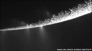 Cassini envía fotos de luna de Saturno