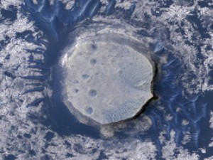 Marte oculta bajo su superficie extensas capas de hielo según la NASA