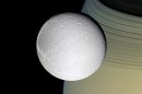 Sonda Cassini detectó oxígeno en la atmósfera de luna de Saturno